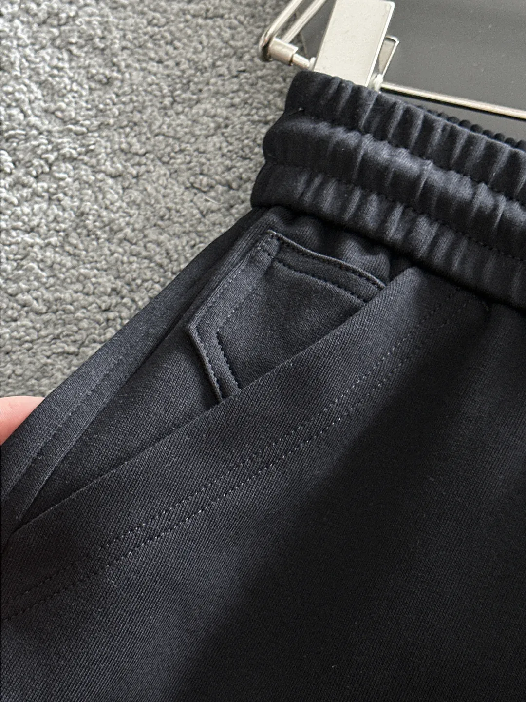 Balenciaga's three-standard complete 2026 summer New Arrival men's casual shorts, advanced custom-made Breathable fabric, Breathable fabric, extremely stretchy and comfortable, impeccable details, top-grade accessories, original logo design concept, delicate and soft feel! The upper body fit is awesome! Size: M-XXXL Please state your height and weight when ordering